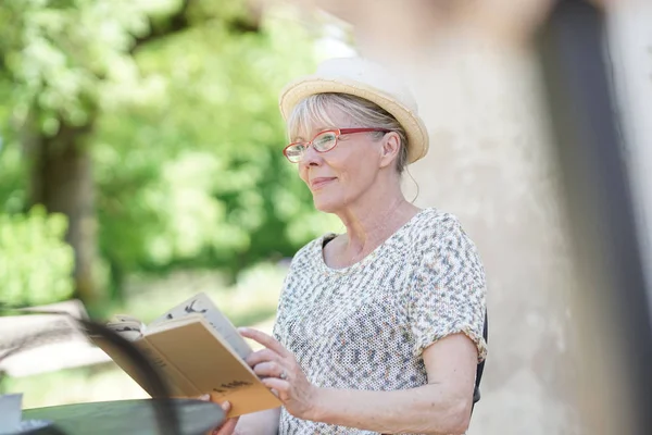 Woman reading book — Stock Photo, Image