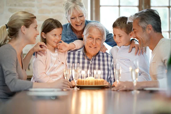 Családi ünneplése nagyapja születésnap — Stock Fotó