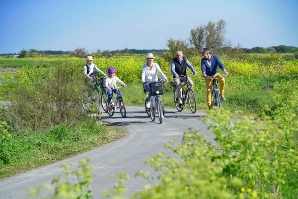 Szczęśliwa Rodzina Rowerach Piękny Podróż — Zdjęcie stockowe