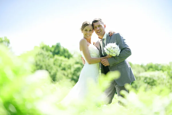 Mariée et marié le jour de leur mariage — Photo