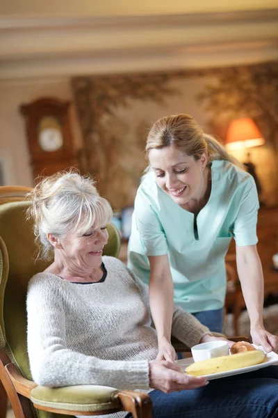 Krankenschwester bringt Frühstück — Stockfoto