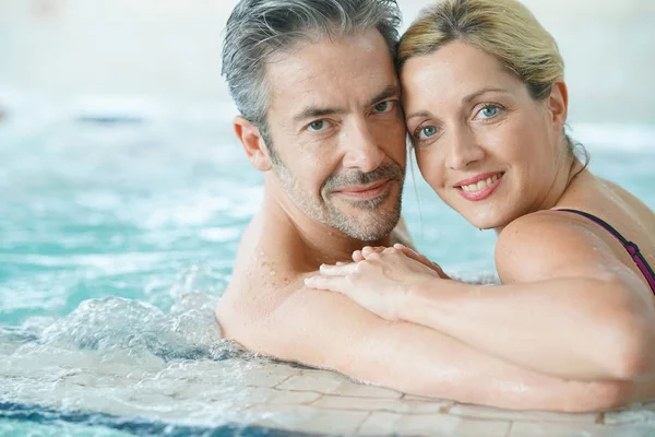 Couple relaxing in   thermal water — Stock Photo, Image