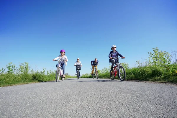 Familia en un día de ciclismo — Foto de Stock