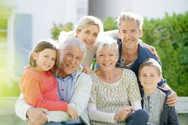 Retrato de família intergeracional sentado — Fotografia de Stock