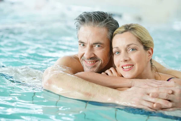 Pareja relajándose en agua termal — Foto de Stock