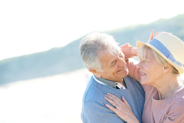 Senior koppel op het strand — Stockfoto