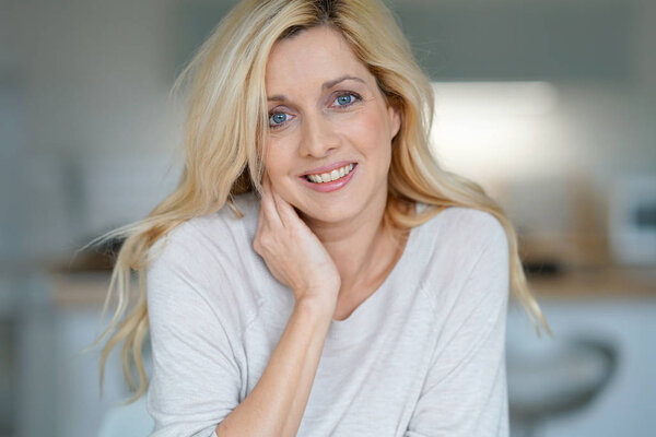 веселая блондинка средних лет
