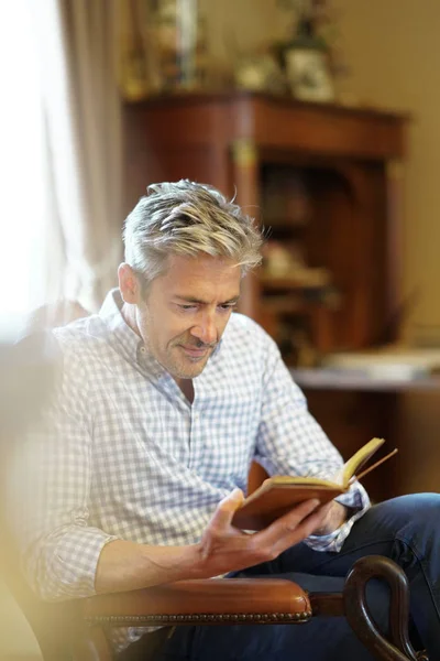 Hombre maduro leyendo libro — Foto de Stock