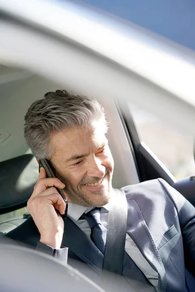 Businessman talking on phone — Stock Photo, Image