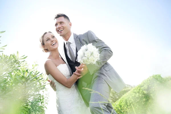 Beautiful bride and groom — Stock Photo, Image