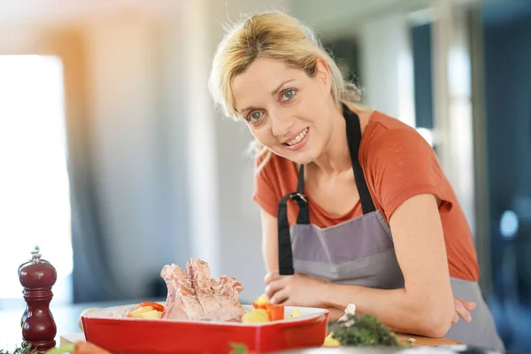 Femme en cuisine cuisine pour le dîner — Photo