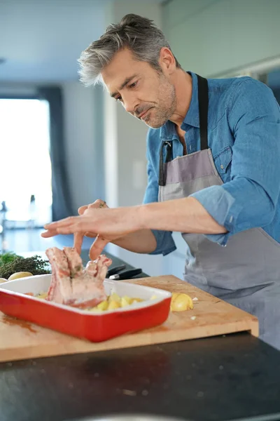 Mannen i köket matlagning maträtt för middag — Stockfoto