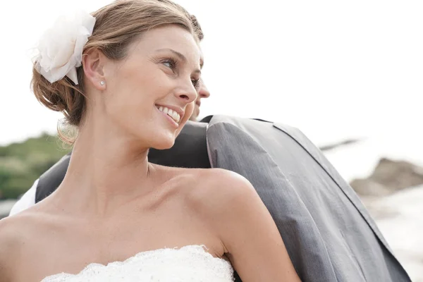 Bride standing back to back to groom — Stock Photo, Image