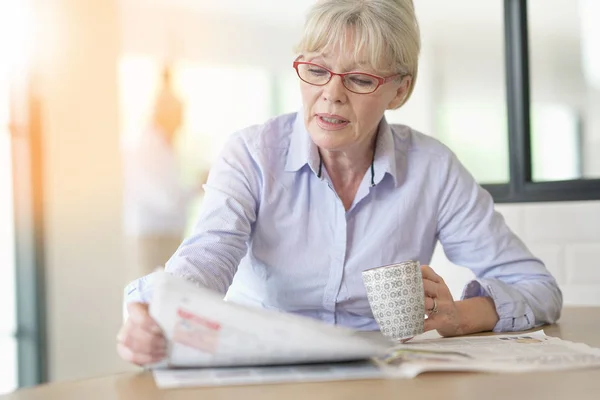 Mujer con anteojos leyendo — Foto de Stock