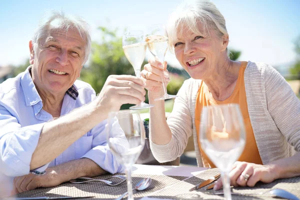 Seniorenpaar genießt Essen — Stockfoto