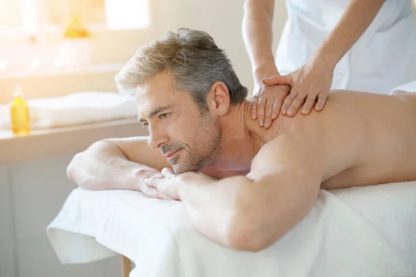 Homem relaxante na massagem — Fotografia de Stock