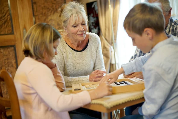 Grand Parents Grandkids Playing Checkers — Stock Photo, Image