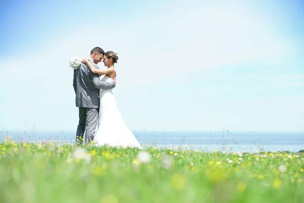Nevěsta a ženich stojící — Stock fotografie