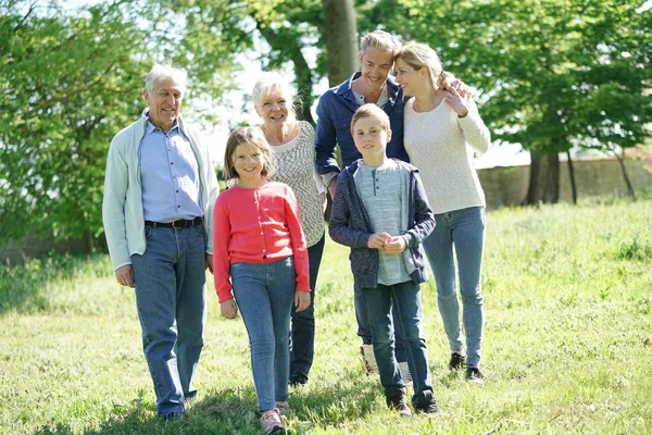 Felice famiglia intergenerazionale — Foto Stock