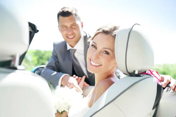 Bride sitting in convertible car — Stock Photo, Image