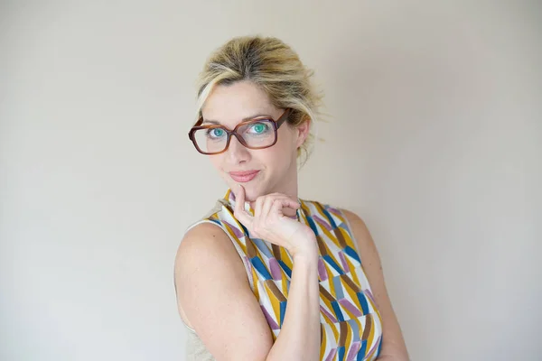 Femme blonde avec des lunettes — Photo