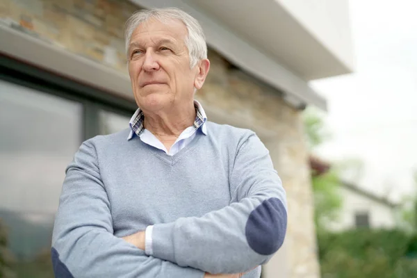 Senior homem de pé — Fotografia de Stock