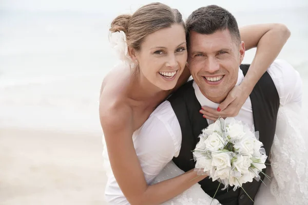 Groom dando passeio de piggyback para noiva — Fotografia de Stock