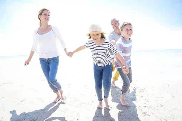 Familywalking aan zandstrand — Stockfoto