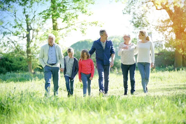 Felice famiglia a piedi — Foto Stock