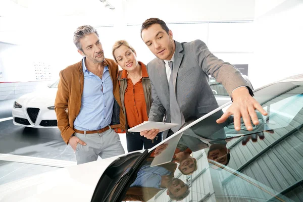 Vendedor de coches con pareja — Foto de Stock