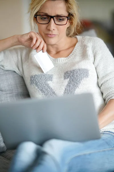 Kvinna hemma att köpa på internet — Stockfoto