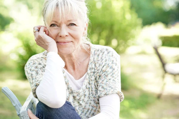 Donna rilassante in giardino — Foto Stock