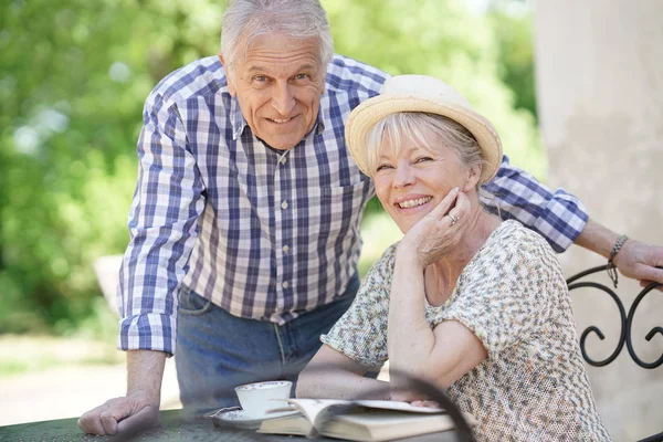 Senior paar thuis ontspannen — Stockfoto