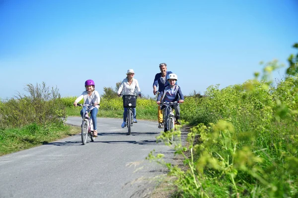 快乐家庭骑自行车 — 图库照片