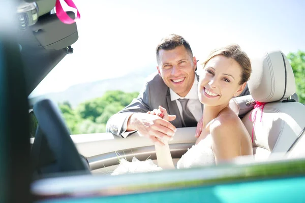 Bride sitting in convertible car — Stock Photo, Image