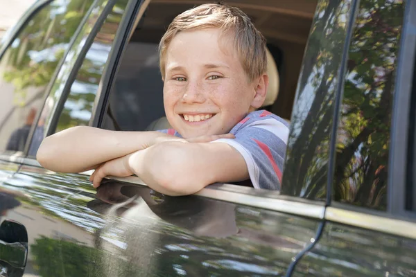 Chico mirando por la ventana del coche — Foto de Stock