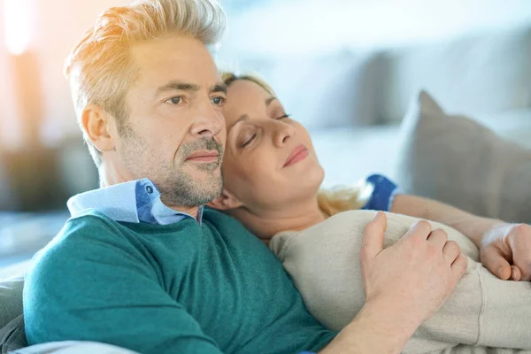 Casal relaxando juntos no sofá — Fotografia de Stock