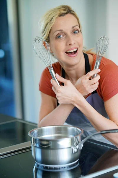 Vrouw in de keuken klaar om te koken gebak — Stockfoto