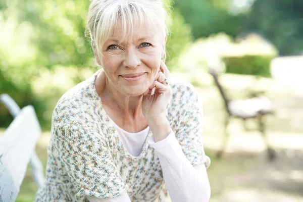 Donna rilassante in giardino — Foto Stock