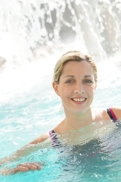 Женщина расслабляется в бассейне — стоковое фото