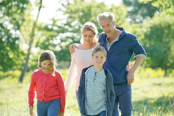 Allegra famiglia a piedi — Foto Stock