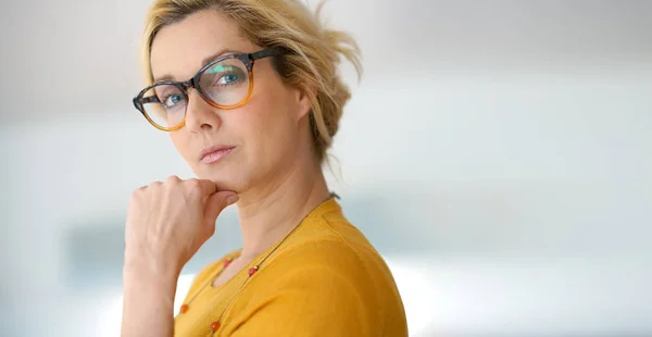 Středního věku žena nosí brýle — Stock fotografie
