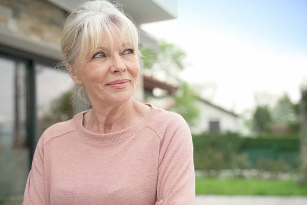 Blond äldre kvinna sitter — Stockfoto