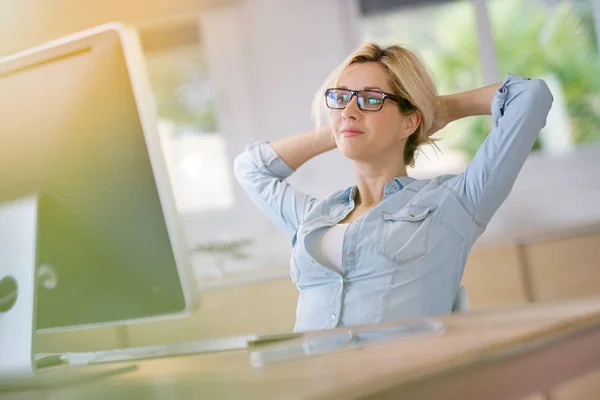 Businesswoman in office relaxing — Stock Photo, Image