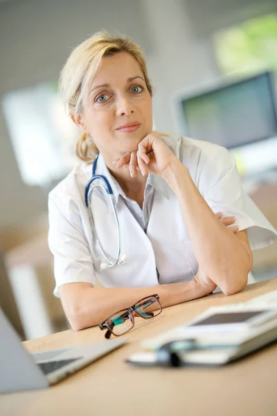 Doctor trabajando en el portátil — Foto de Stock