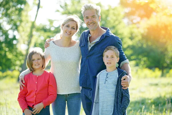 Glad familj promenader — Stockfoto
