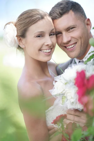 Smiling bride and groom — Stock Photo, Image
