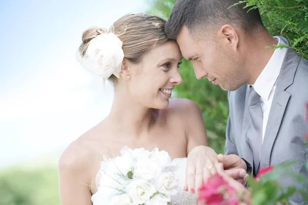 Bride and groom exchanging rings — Stock Photo, Image