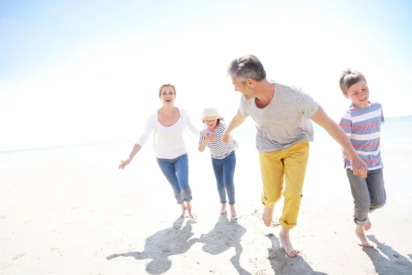 Familywalking na praia arenosa — Fotografia de Stock