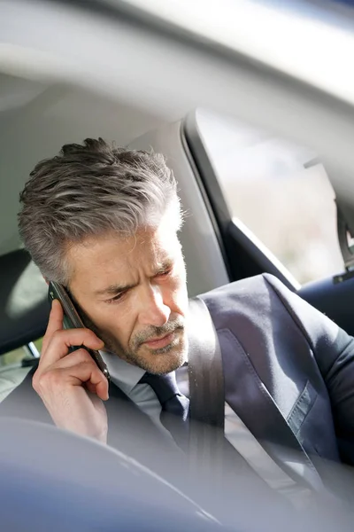 Empresario hablando por teléfono — Foto de Stock